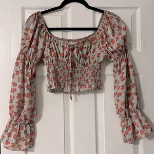 Super cute top! Great to wear with leggings or jeans, stretch at the waist
